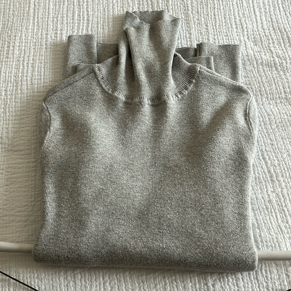 Chicos Gray Turtleneck Sweater Sz 0 (4/6). - Picture 2 of 3